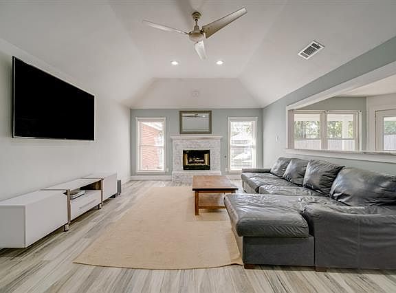 3rd image of 2609 Crockett Dr