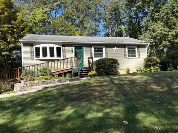 28 Lakeview Terrace, Newtown, CT 06482
