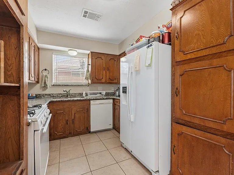1402 Dominik Dr — Photo 8