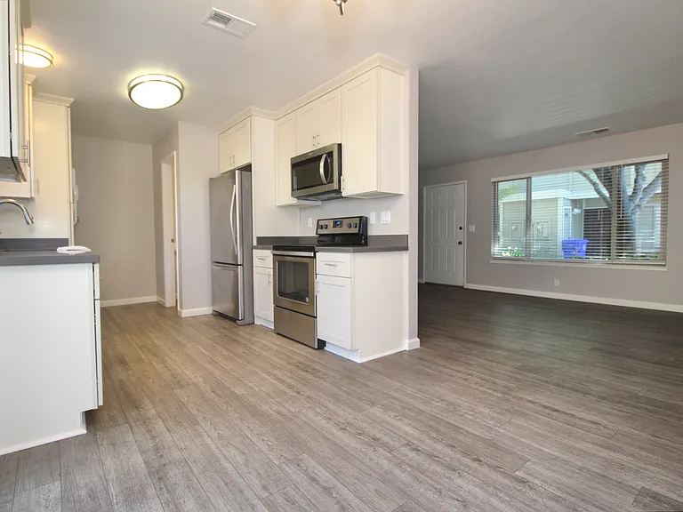 215 Loma Verde Dr — Photo 7