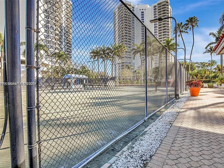 3600 Mystic Pointe Dr #511 — Photo 35