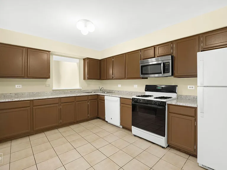 1081 Courtland Dr — Photo 5
