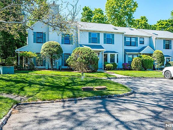 3rd image of 1402 Maplecrest Rd #1402