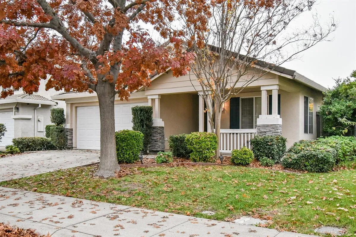 Photo 1 of 18 - 2067 Moonstone Way - Sacramento, CA Primary Photo - 2067 Moonstone Way