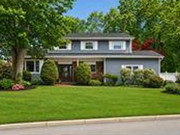 29 Alister Cir, East Northport, NY 11731