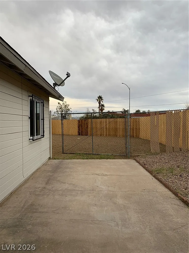 3 bed, 2.0 bath, 1056 sqft, $1,767 — Photo 2