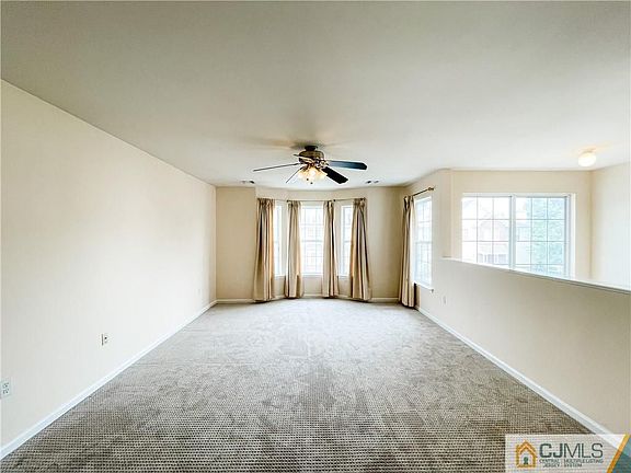 4th image of 284 Moonlight Dr