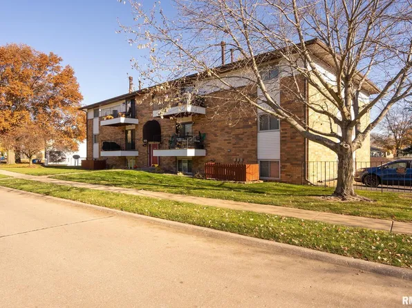 3020 4th St, Moline, IL 61265