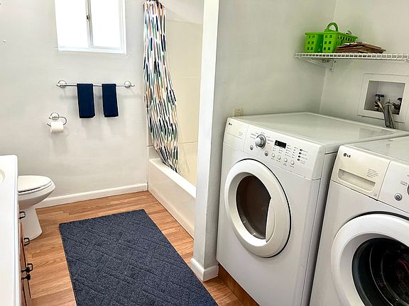Double sinks, indoor laundry (washer + dryer), tub/shower.