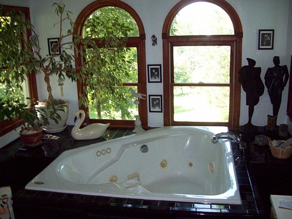 5th image of 702 Woodglen Dr