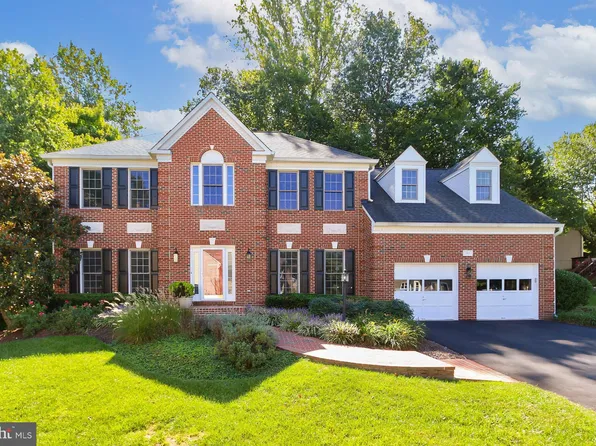 7915 Hollington Pl, Fairfax Station, VA 22039