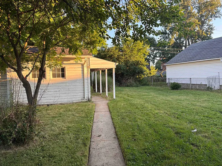 2101 Tuxedo Ave — Photo 2