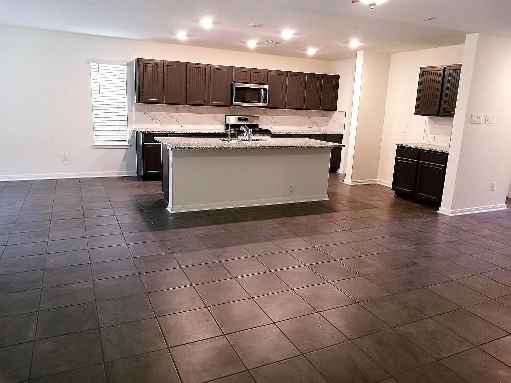 4 bed, 2.5 bath, 3130 sqft, $2,650 — Photo 3