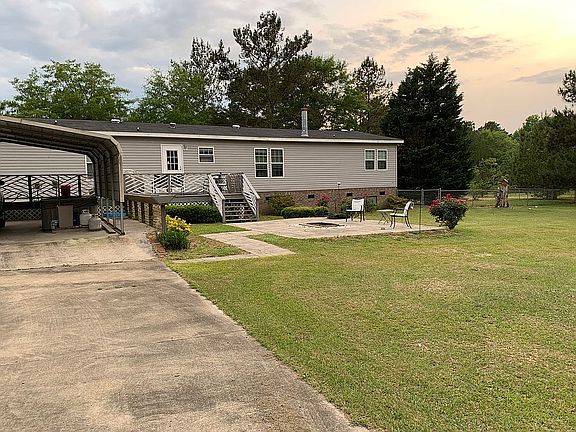Rear deck/fire pit/carport