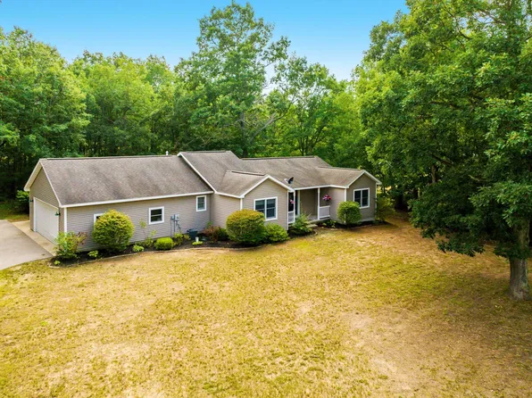 11777 Many Oaks Dr, Interlochen, MI 49643