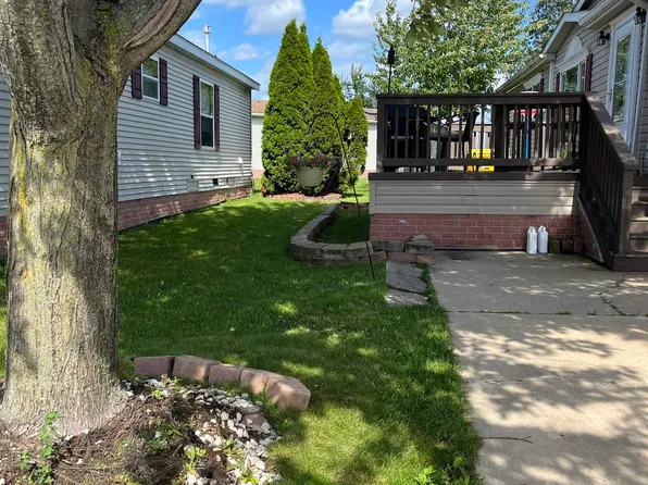 58524 Cottonwood Ct, Lenox, MI 48048