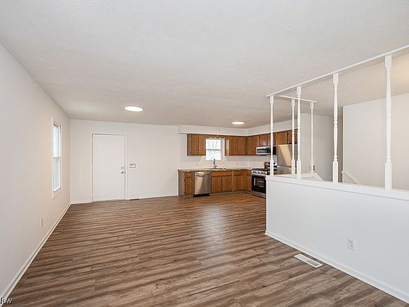 4th image of 372 Dawnshire Dr