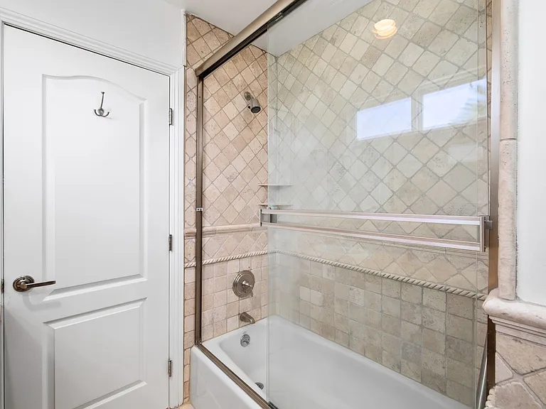 2300 Fox Hills Dr — Photo 7