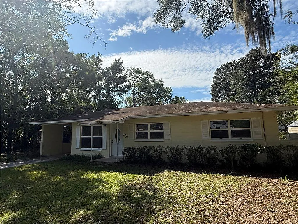 3 bed, 1.0 bath, 920 sqft, $1,745 — Photo 3