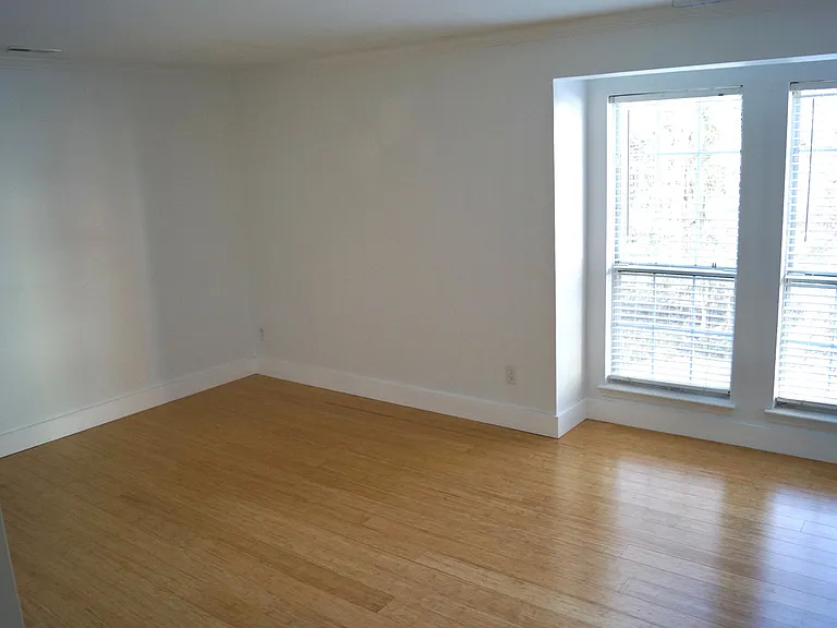 1005 Kingswood Dr — Photo 4