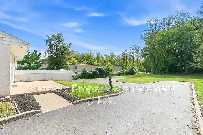 3 bed, 1.0 bath, 1456 sqft, $2,990 — Photo 3