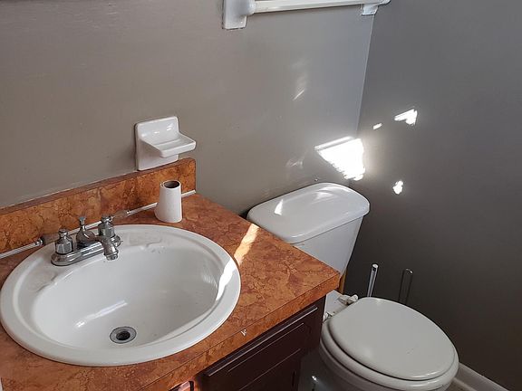 1/2 bath off of Master Bedroom