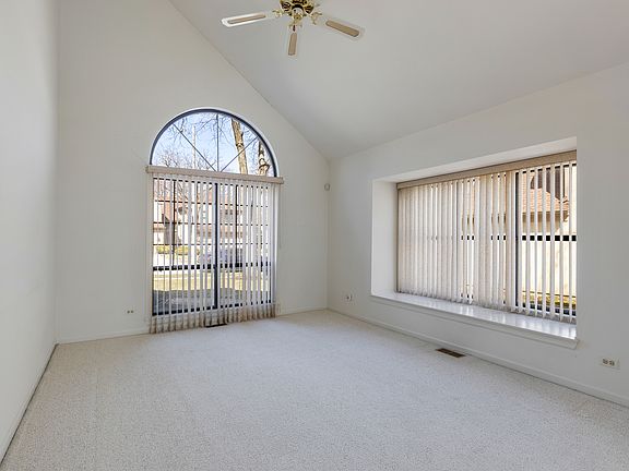 4th image of 10 Ascot Cir