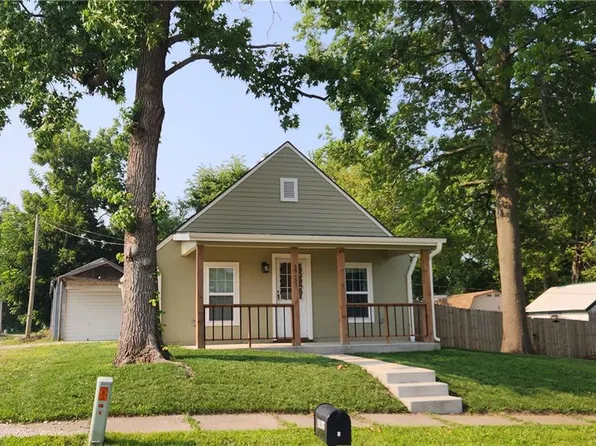 5 S 1st St, Louisburg, KS 66053