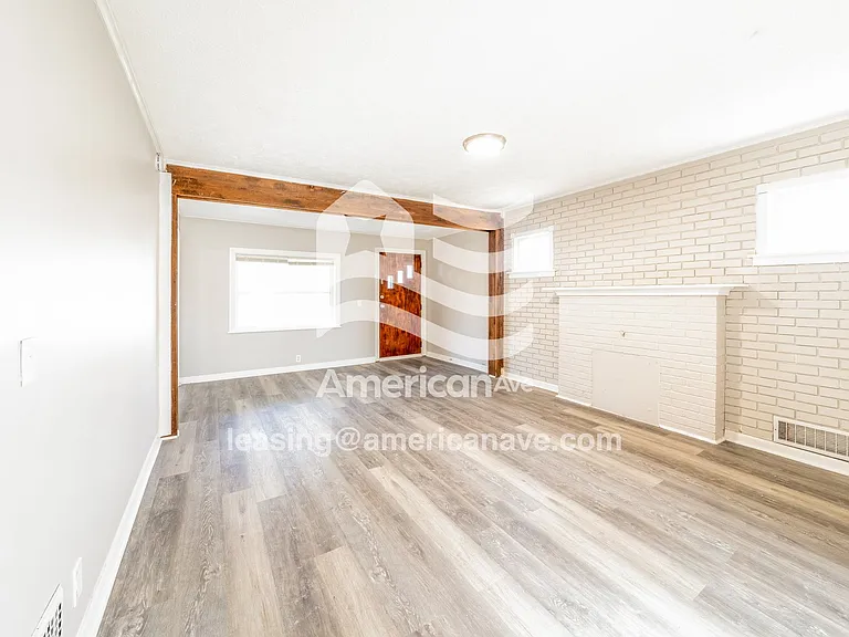 1253729_002_wm_-_living_room_13549451.jpg