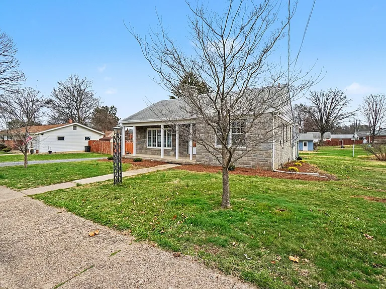 1555 Locust St — Photo 4