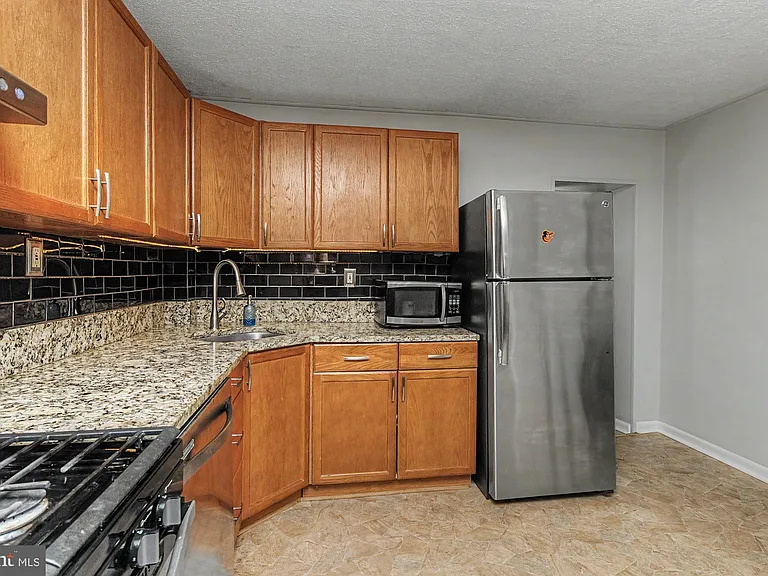 1303 Clarkson St — Photo 16