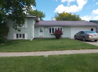 906 E 10th St, Chadron, NE 69337