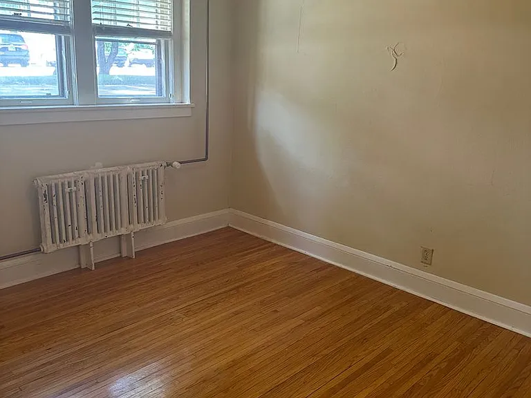 812 Broadway N — Photo 13