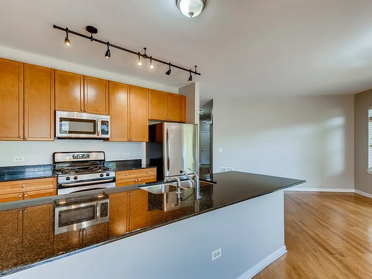 758 W 14th Pl #2B — Photo 8