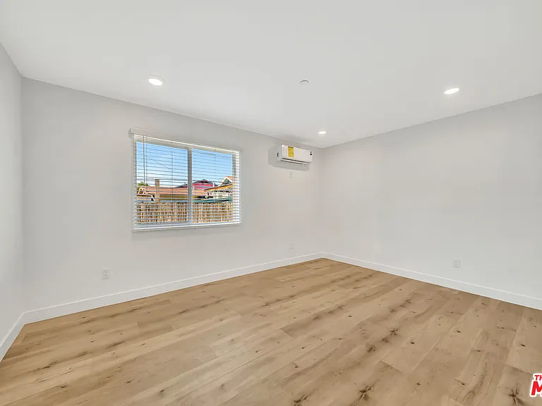 1584 W 37th St #3 — Photo 10