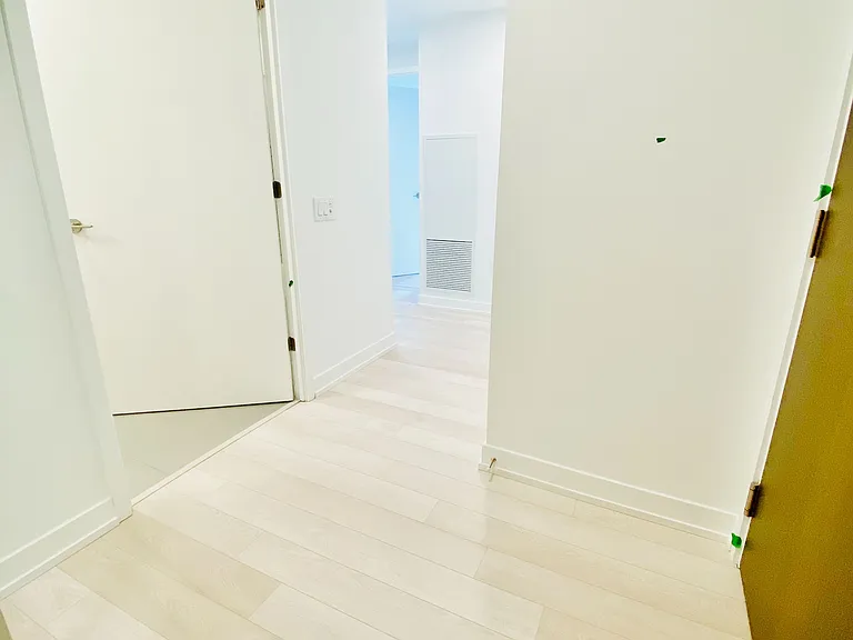 39 Roehampton Ave #905 — Photo 16