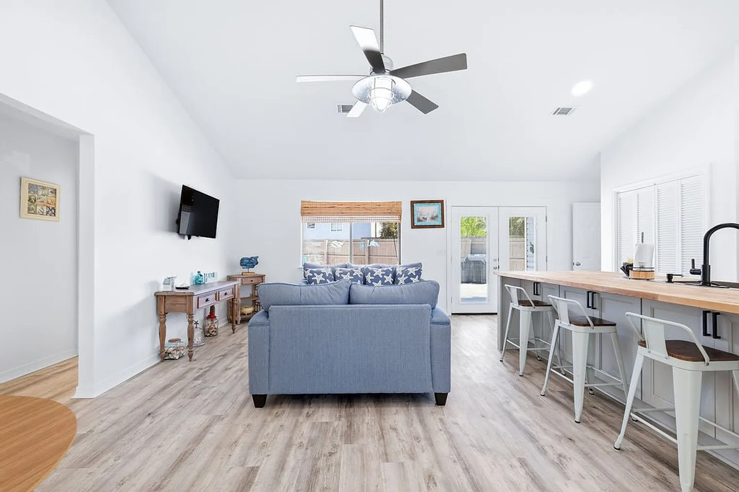 4 bed, 2.0 bath, 1227 sqft, $2,923 — Photo 3