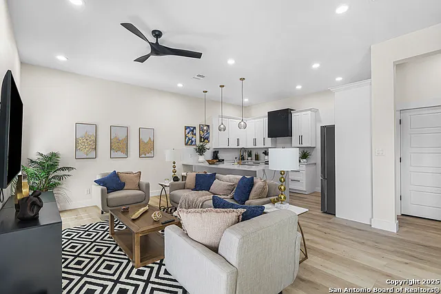 1021 S Hackberry #202 — Photo 3