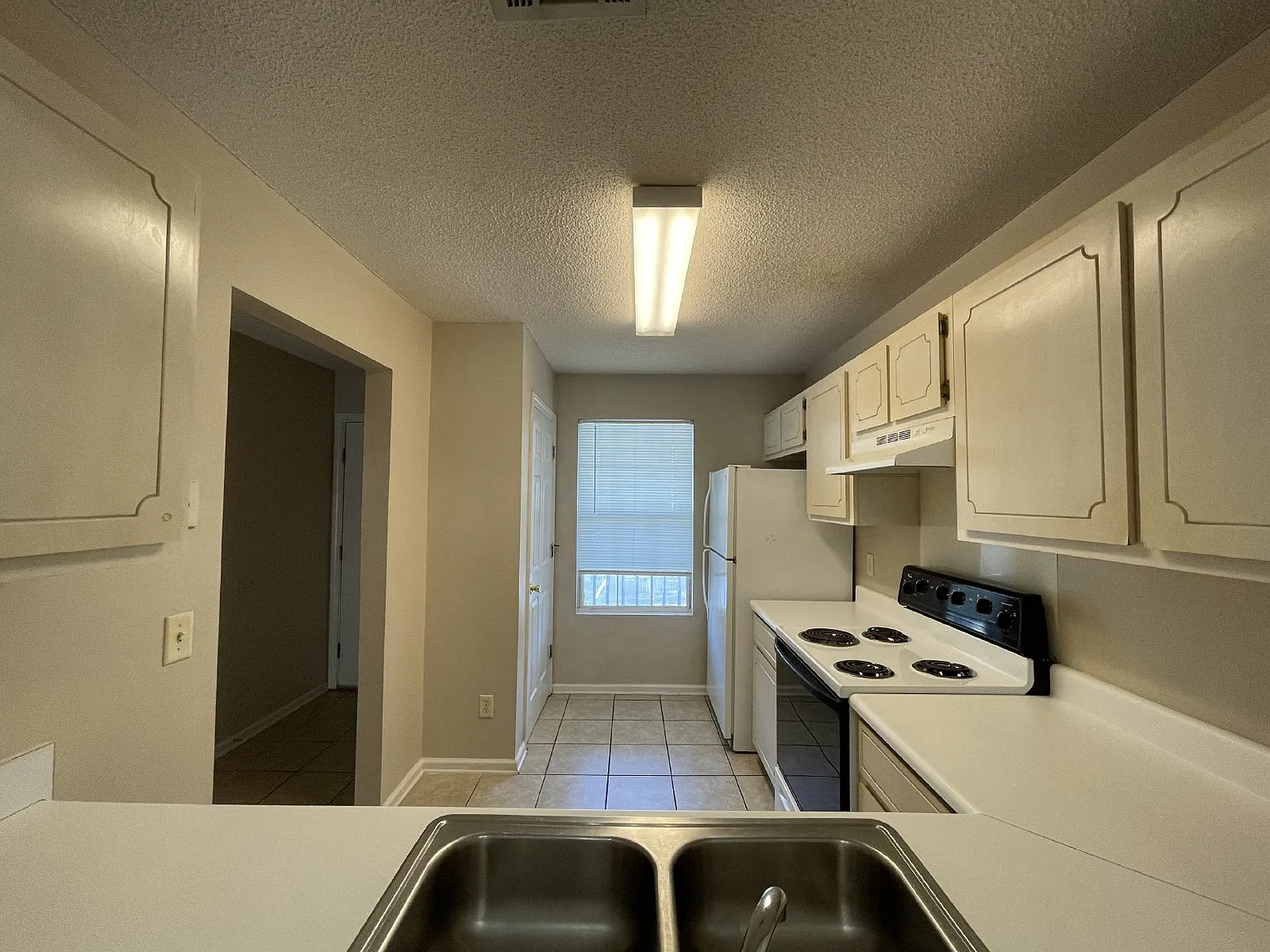 2 bed, 2.0 bath, 985 sqft, $1,200 — Photo 3