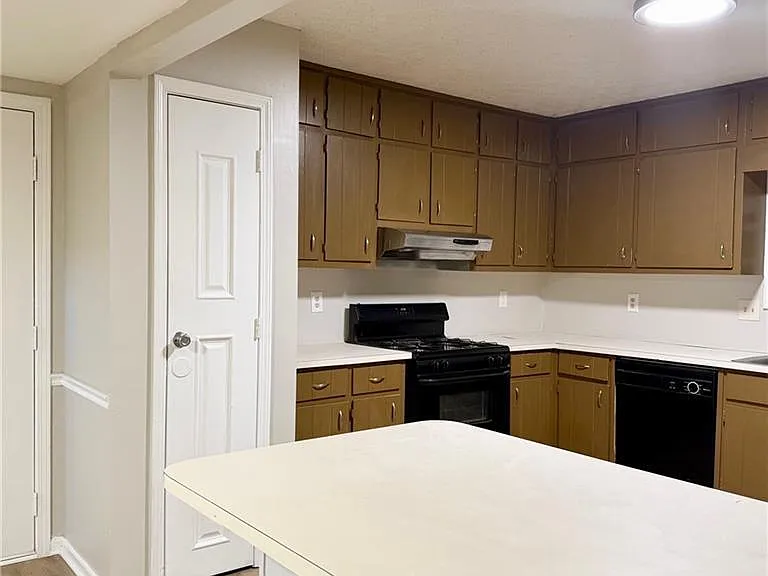 524 Julius Dr — Photo 5