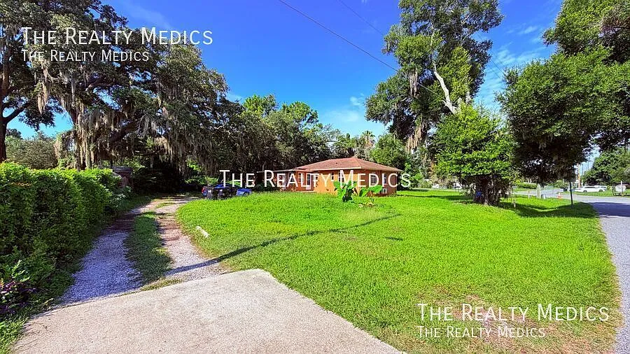 Charming 2-Bedroom Duplex Home With Water, Laundry, & Lawn Care Included! — Photo 2