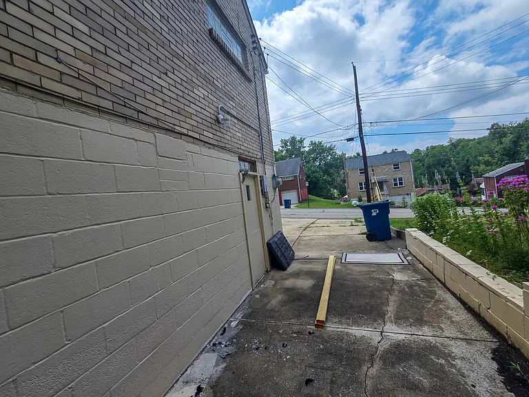 151 Mahoning Dr — Photo 40