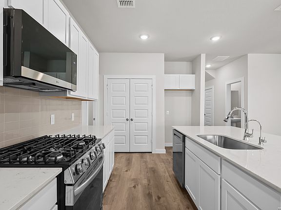 2nd image of 5623 Franklin Hills