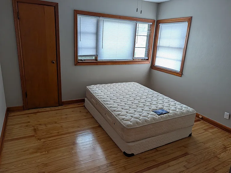 1410 Oak St — Photo 3