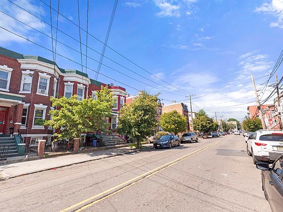 5th image of 579 Bramhall Ave