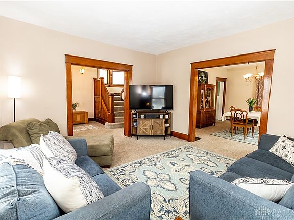 5th image of 410 N Broadway St