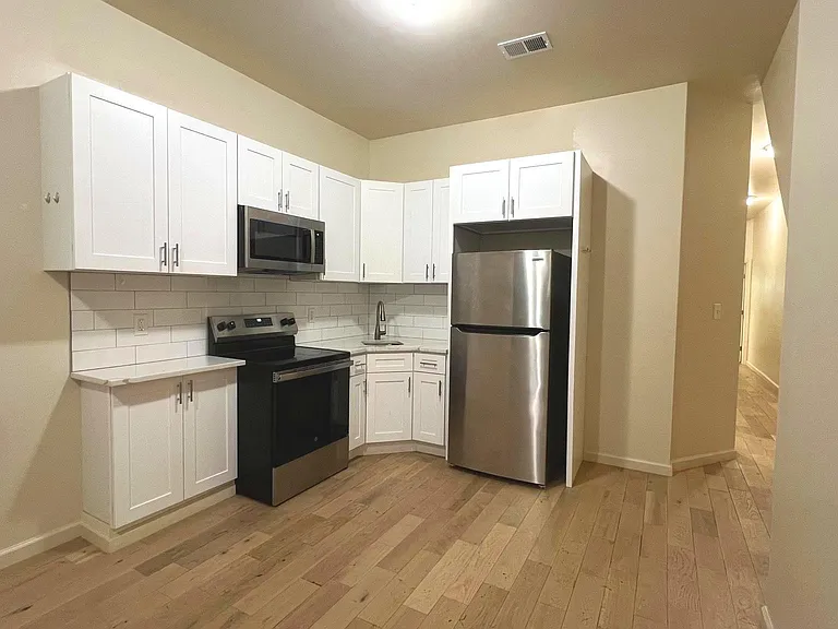 1219 W Silver St — Photo 2
