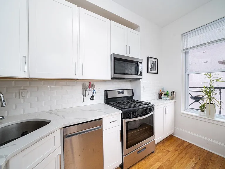 232 Willow Ave #3R — Photo 6