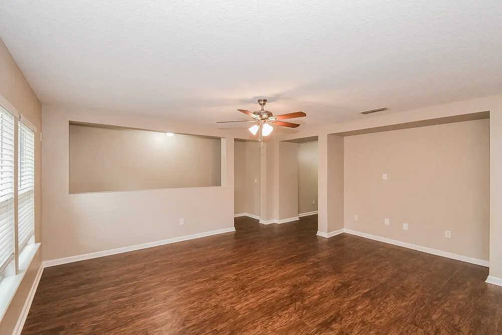 3 bed, 2.0 bath, 1646 sqft, $2,075 — Photo 3