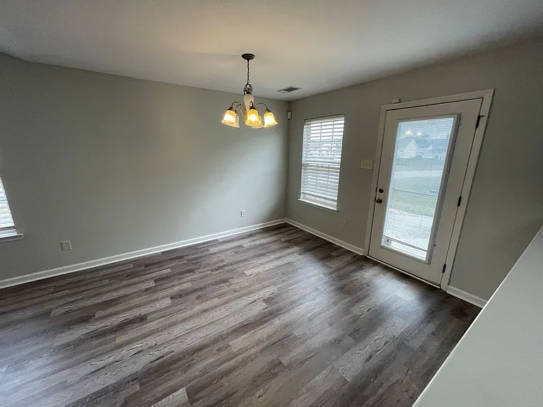 724 Llewellyn Ln — Photo 11